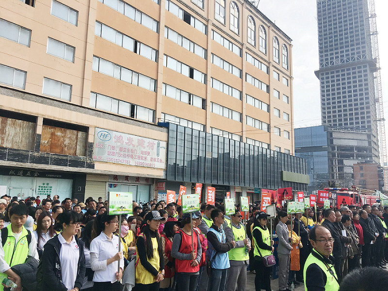 2017年3月5日，是我國(guó)第54個(gè)學(xué)雷鋒紀(jì)念日。3月份的春天萬(wàn)物復(fù)蘇，百花齊放。陽(yáng)光透過(guò)淡薄的云層照耀著大地，它的萬(wàn)道金光愉快地普照著萬(wàn)物。春風(fēng)拂面,是那么清柔,那么親切,就像是雷鋒的精神一直溫暖著、鼓舞著我們!